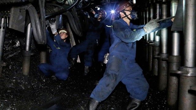 Công nhân ngành than phấn khởi khai xuân đầu năm