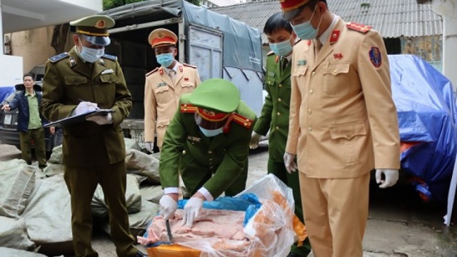 Phối hợp liên tỉnh ngăn chặn thành công 3,3 tấn nầm lợn đông lạnh đã xuất hiện nấm mốc