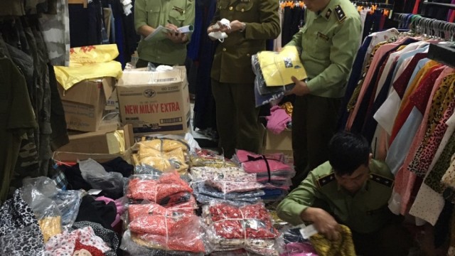 Ninh Bình: Phát hiện, tiêu hủy lượng lớn khẩu trang và quần áo giả mạo nhãn hiệu Gucci, Zara, Nike