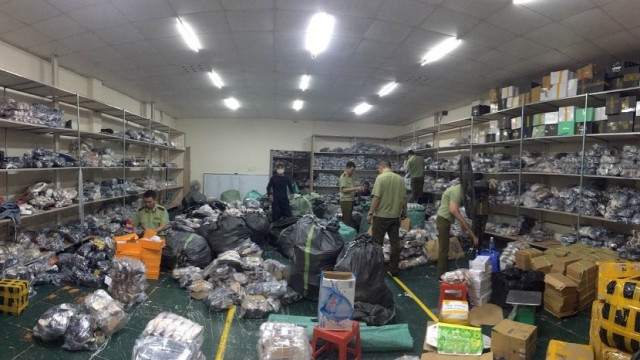 Phanh phui kho giày dép "khủng" giả mạo các nhãn hiệu nổi tiếng thế giới