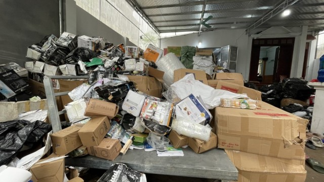 Lật tẩy kho hàng tiêu dùng nhập lậu và giả mạo nhãn hiệu cực lớn tại Hà Nội