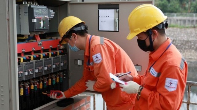 Khẩn trương xem xét phương án giảm thuế tiêu thụ đặc biệt với xăng về 0% và giảm giá điện