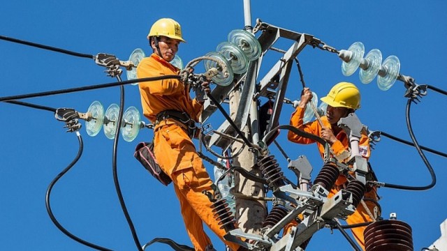 Phản bác thông tin doanh nghiệp phải 'tự nguyện' giảm 30% mức dùng điện