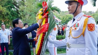 Thủ tướng Phạm Minh Chính dâng hương, dâng hoa tưởng niệm, tri ân các Anh hùng, liệt sĩ tại Điện Biên Phủ