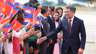Thủ tướng Lê Minh Hưng tới Phnom Penh, bắt đầu chuyến thăm chính thức Campuchia