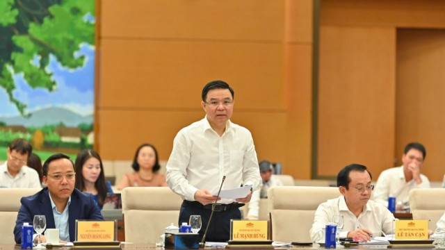 Bộ trưởng Lê Mạnh Hùng báo cáo Ủy ban Thường vụ Quốc hội về dự án Luật Dầu khí (sửa đổi)