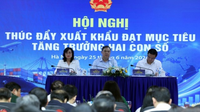 Phó Thủ tướng Thường trực Phạm Gia Túc chỉ đạo Hội nghị Thúc đẩy xuất khẩu đạt mục tiêu tăng trưởng 2 con số