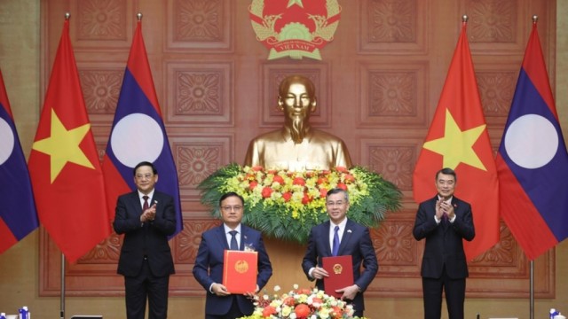 Việt Nam và Lào trao nhiều văn kiện hợp tác quan trọng