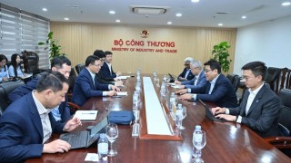 Bộ trưởng Lê Mạnh Hùng làm việc với Chủ tịch kiêm Tổng Giám đốc Tập đoàn Dầu khí quốc gia Malaysia