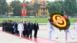 Lãnh đạo Đảng, Nhà nước vào Lăng viếng Chủ tịch Hồ Chí Minh nhân kỷ niệm 51 năm Ngày giải phóng miền Nam, thống nhất đất nước