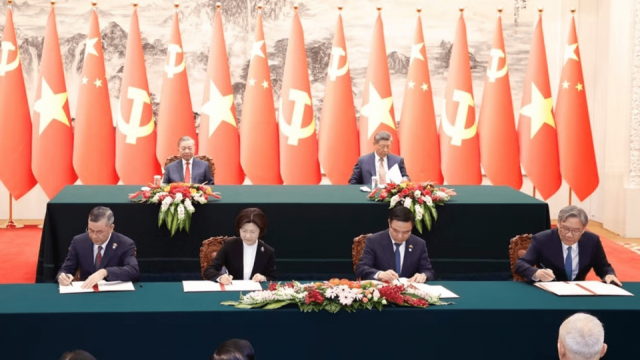 Bộ trưởng Bộ Công Thương Lê Mạnh Hùng và Bộ trưởng Bộ Thương mại Trung Quốc Vương Văn Đào ký kết văn kiện hợp tác trong lĩnh vực kinh tế thương mại