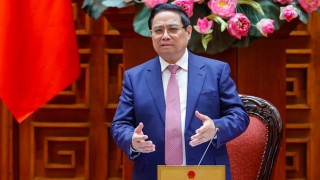 Thủ tướng: Dứt khoát không để thiếu xăng dầu trong mọi trường hợp; xem xét bố trí ngân sách để hỗ trợ bình ổn giá