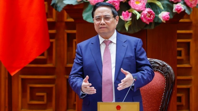 Thủ tướng: Dứt khoát không để thiếu xăng dầu trong mọi trường hợp; xem xét bố trí ngân sách để hỗ trợ bình ổn giá