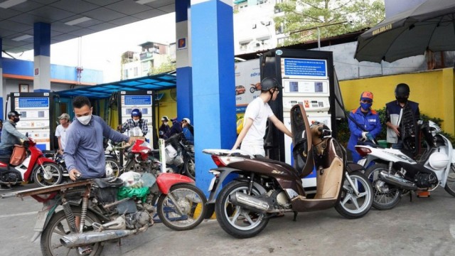 Thủ tướng đề nghị nghiên cứu, điều chỉnh thuế bảo vệ môi trường xăng dầu về 0 đồng