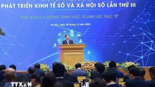 Đẩy mạnh chuyển đổi số toàn diện, lấy người dân và doanh nghiệp làm trung tâm