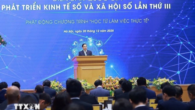 Đẩy mạnh chuyển đổi số toàn diện, lấy người dân và doanh nghiệp làm trung tâm