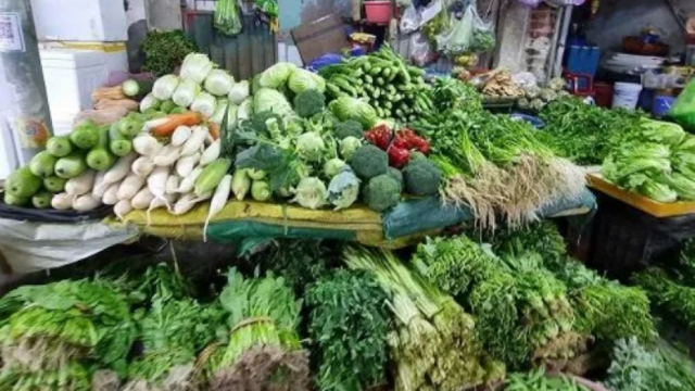 Giá rau xanh hạ nhiệt, ớt và cà chua lại "cháy hàng"