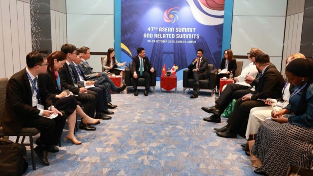 Bộ trưởng Nguyễn Hồng Diên tiếp xúc, làm việc song phương với Bộ trưởng Thương mại quốc tế Canada Maninder Sidhu bên lề Hội nghị cấp cao ASEAN lần thứ 47