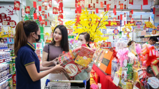 Chủ tịch nước Lương Cường và Thường trực Ban Bí thư Trần Cẩm Tú trao giải A cho tác giả và nhóm tác giả đoạt giải