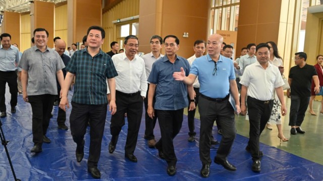 Bộ trưởng Nguyễn Hồng Diên kiểm tra tiến độ thi công Hội chợ Mùa Thu 2025