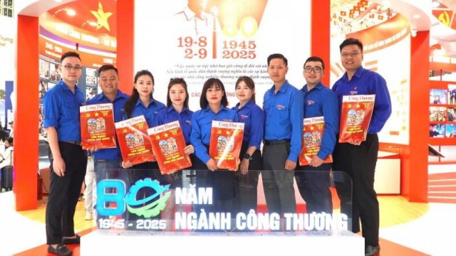 Đoàn Thanh niên Bộ Công Thương tham quan Triển lãm thành tựu đất nước