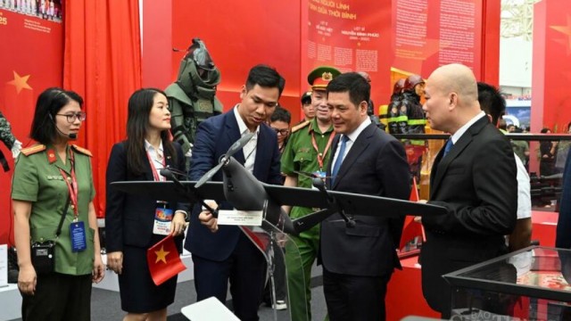 Hoạt động của Bộ trưởng Nguyễn Hồng Diên tại Triển lãm thành tựu đất nước