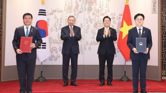 Bộ trưởng Nguyễn Hồng Diên trao văn kiện hợp tác với Hàn Quốc trong khuôn khổ chuyến thăm cấp Nhà nước của Tổng Bí thư Tô Lâm