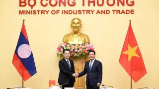 Bộ trưởng Bộ Công Thương Nguyễn Hồng Diên hội đàm với Bộ trưởng Bộ Công Thương Lào Malaithong Kommasith tại Hà Nội