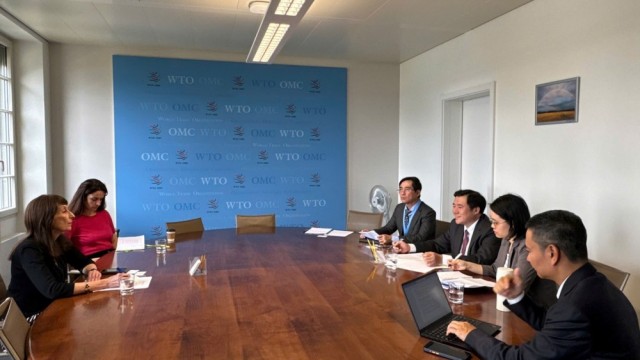 Thứ trưởng Bộ Công Thương Nguyễn Sinh Nhật Tân làm việc với Phó Tổng giám đốc WTO Angela Paolini Ellard