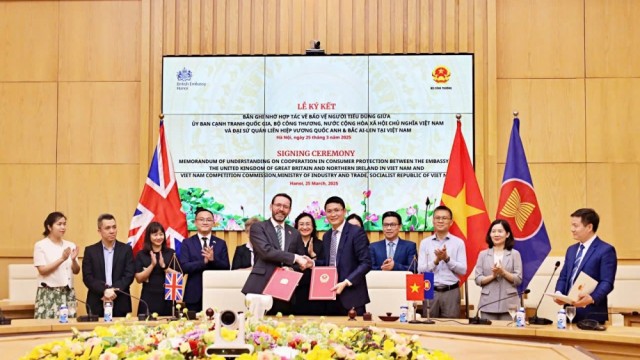Lễ ký kết Bản ghi nhớ hợp tác về bảo vệ người tiêu dùng giữa Ủy ban Cạnh tranh Quốc gia và Đại sứ quán Liên hiệp Vương quốc Anh và Bắc Ai-len
