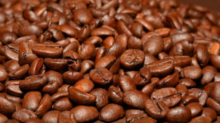 Giá hai mặt hàng cà phê có thể trái chiều do xung đột giữa các thông tin về nguồn cung