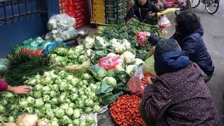 Thị trường hàng hóa mùng 5 Tết Quý Mão: Chợ dân sinh sôi động, tăng kiểm soát thị trường xăng dầu